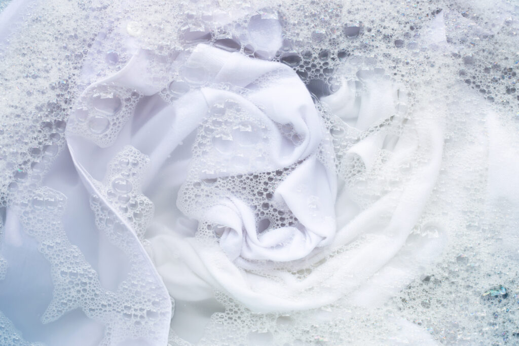 Soak white clothes in powder detergent water dissolution.